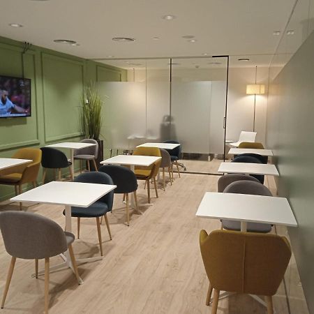 马德里机场尊贵旅行者天空客房酒店 外观 照片