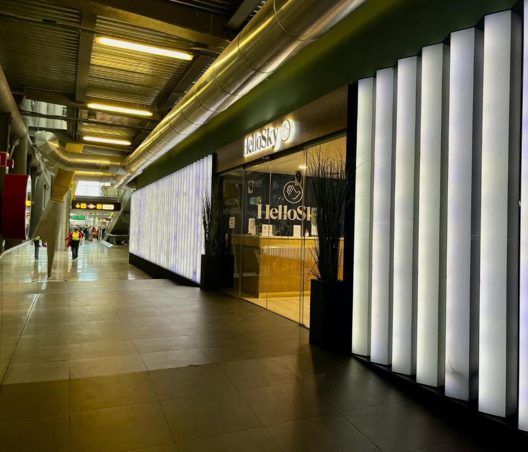马德里机场尊贵旅行者天空客房酒店 外观 照片