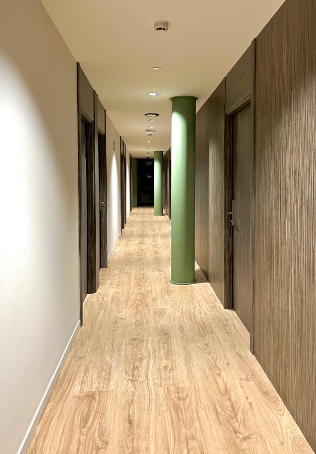 马德里机场尊贵旅行者天空客房酒店 外观 照片