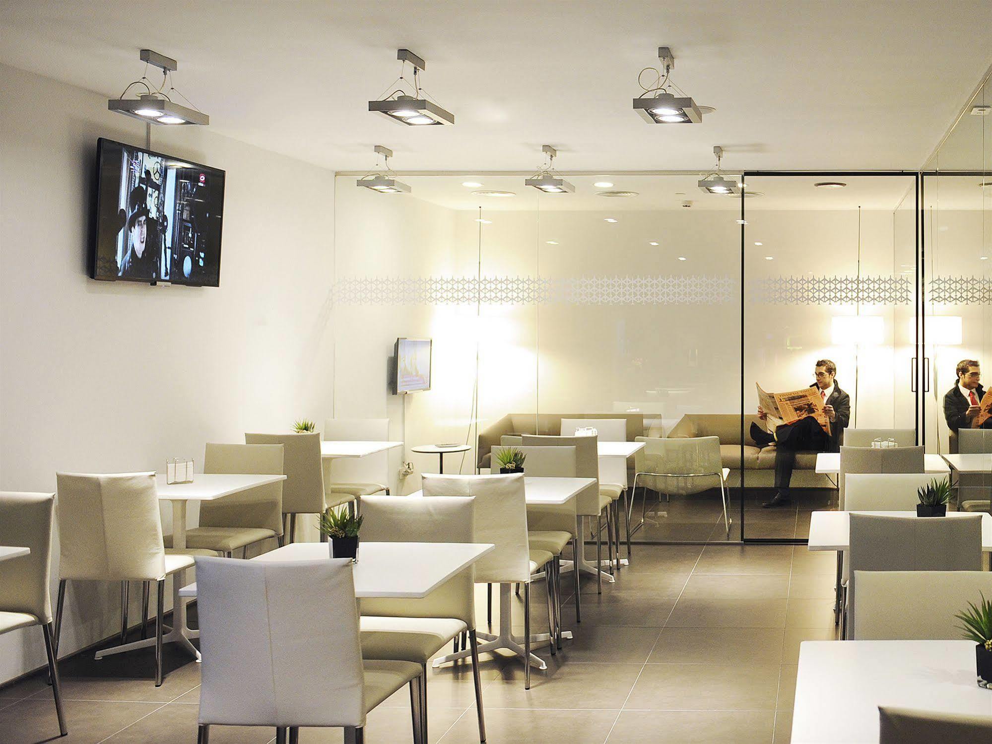 马德里机场尊贵旅行者天空客房酒店 外观 照片